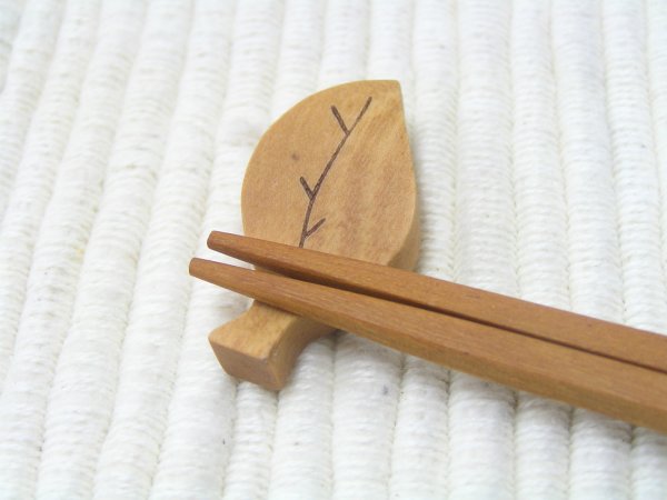 画像2: 葉っぱの箸おき サオ材 (2)