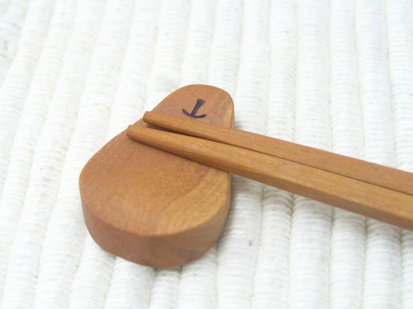 画像2: 洋ナシの箸おき サオ材 (2)